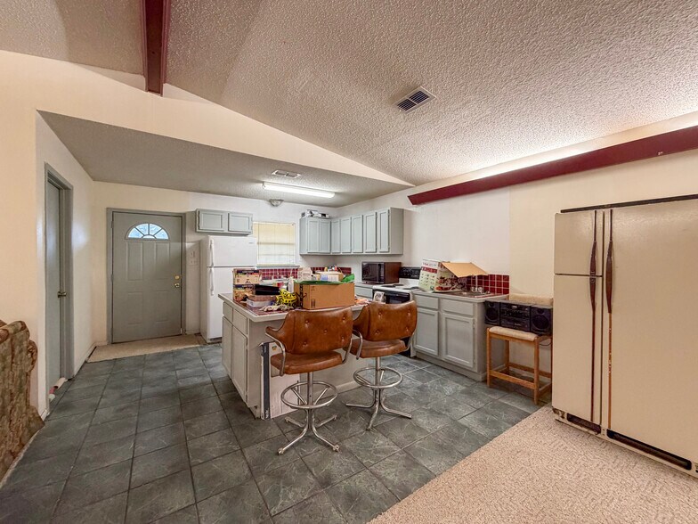 More Photos Of 1200 N Louise St, Atlanta Office For Sale