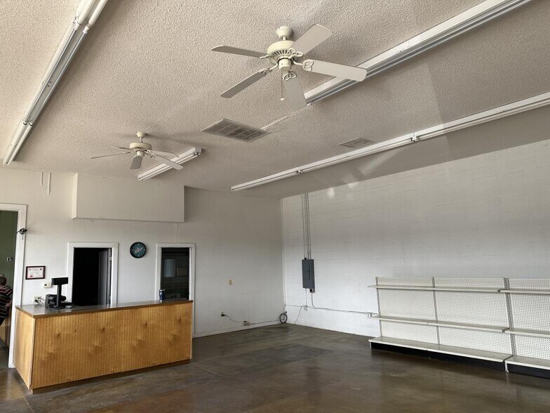 More Photos Of 1501 N College Ave, Fayetteville Convenience Store For Lease