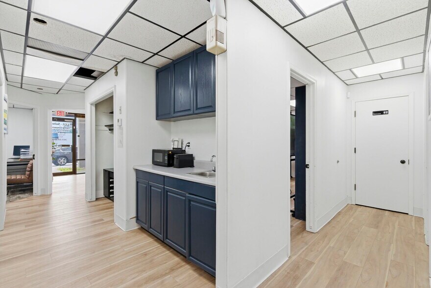 More Photos Of 1331 N Stewart Ave, Springfield Medical For Sale