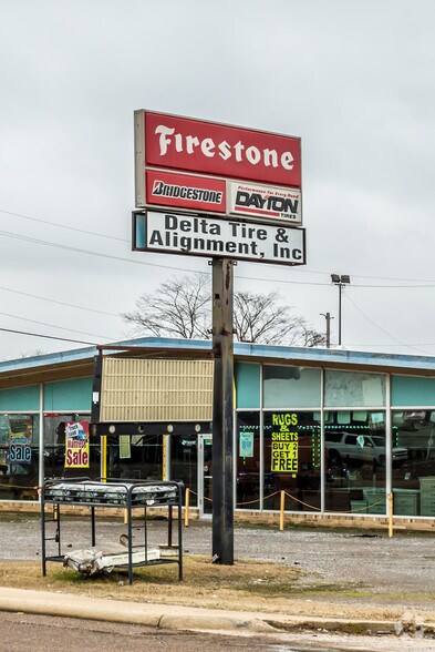 More Photos Of 1568 Us-61, Tunica Showroom For Sale