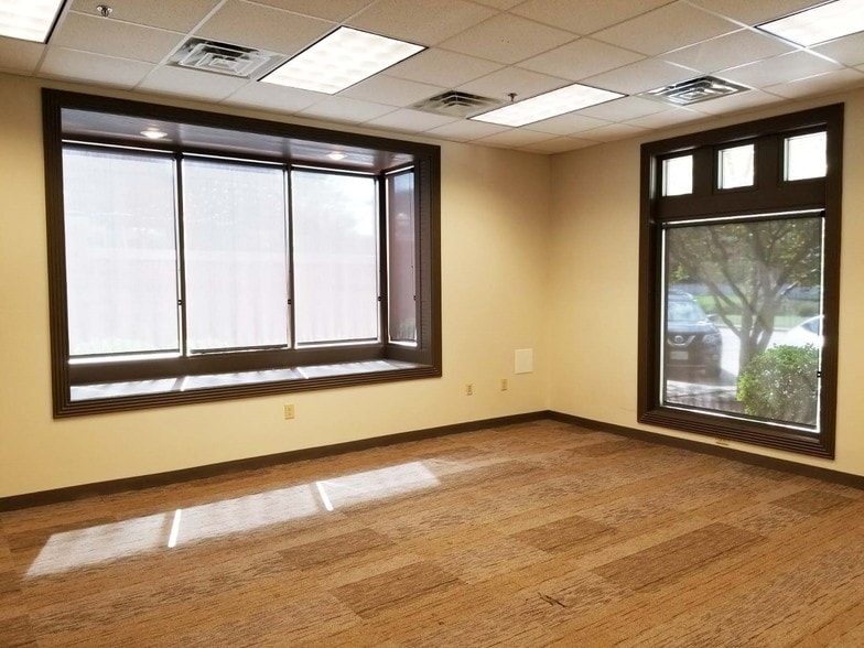 More Photos Of 2142 -2160 W Chesterfield Blvd, Springfield Storefront Retail Office For Lease