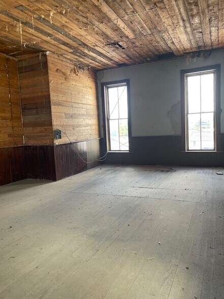 More Photos Of 101 E Main St, Brady Restaurant For Sale