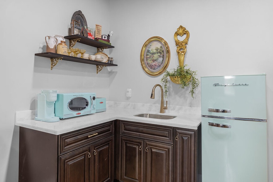 More Photos Of 156 Camellia St, Biloxi General Retail For Sale