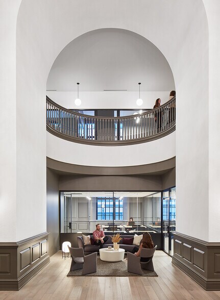 More Photos Of 33 N LaSalle St, Chicago Coworking Space