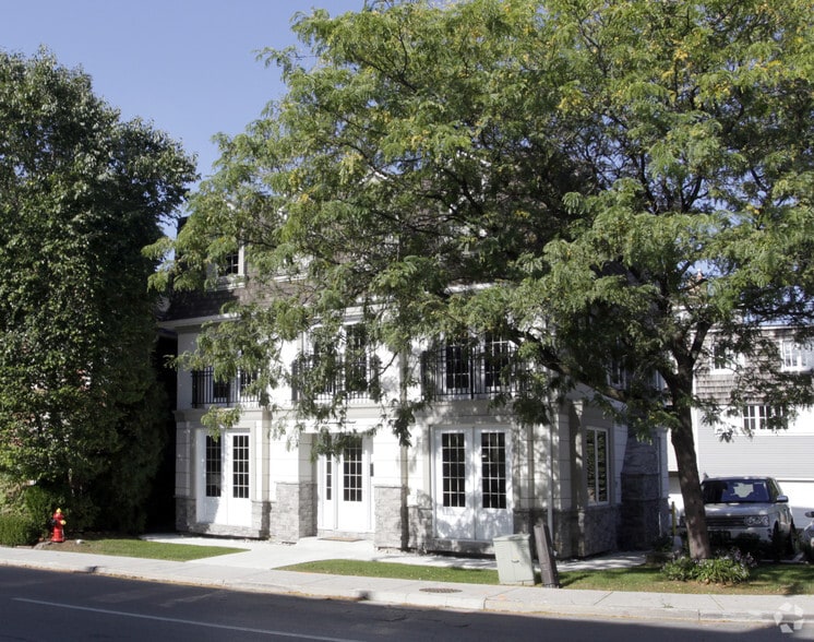 More Photos Of 235 Randall St, Oakville Office For Sale