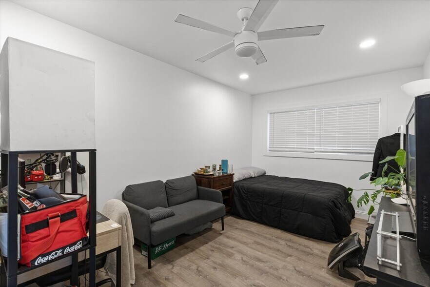 More Photos Of 2033 Garnet Ave, San Diego Apartments For Sale