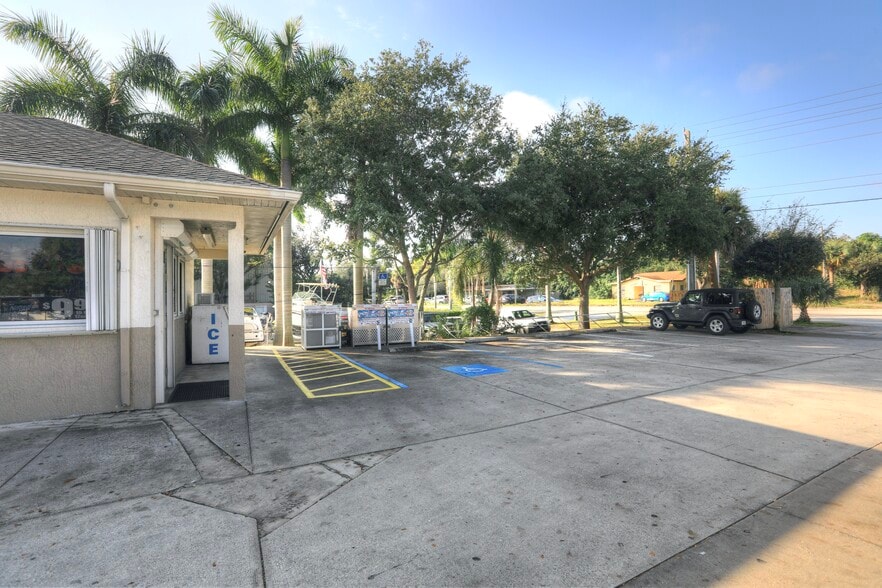 More Photos Of 755 4th St, Vero Beach Convenience Store For Sale