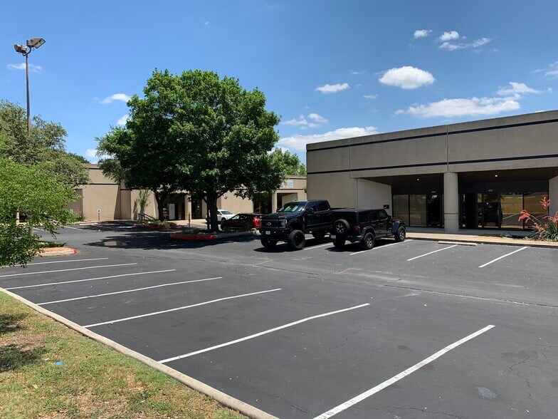 More Photos Of 459-599 Spencer Ln, San Antonio Unknown For Lease