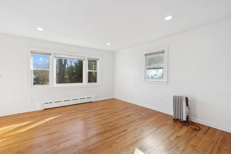 More Photos Of 87 North Rd, Hampton Bays Storefront Retail Residential For Sale