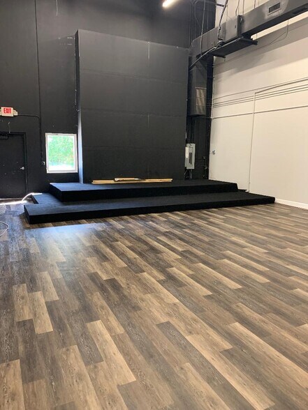 More Photos Of 4050 Westgate Ave, West Palm Beach Showroom For Lease