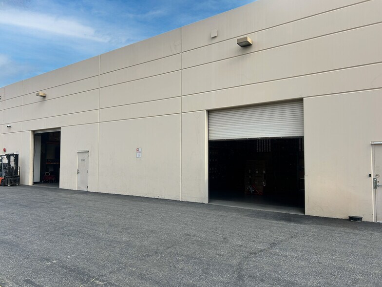 More Photos Of 28303-28319 W Industry Dr, Valencia Warehouse For Lease