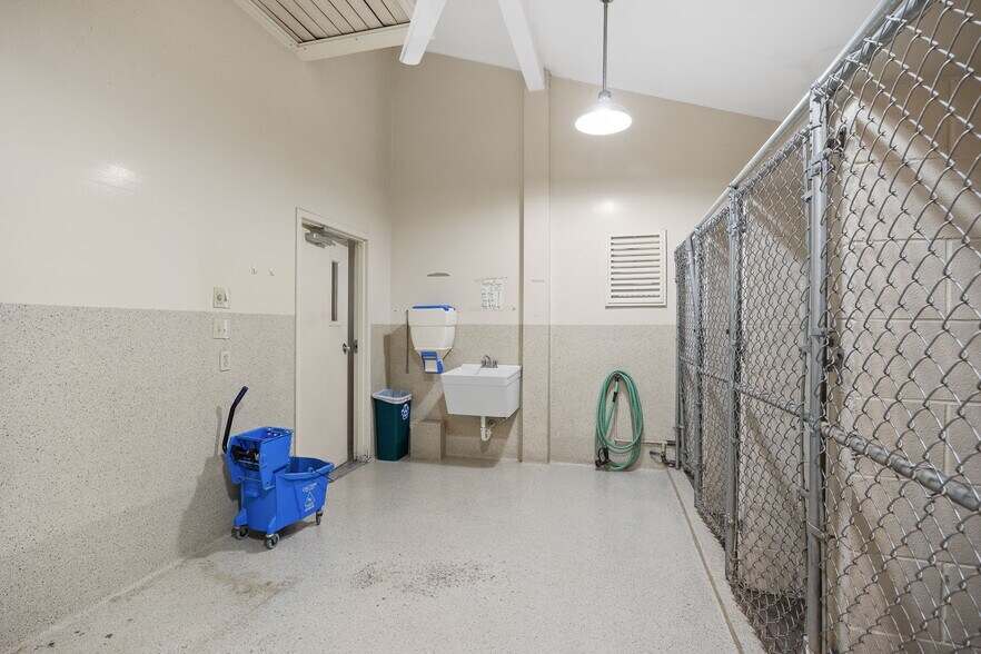 More Photos Of 1302 W US Highway 71, Savannah Industrial For Sale