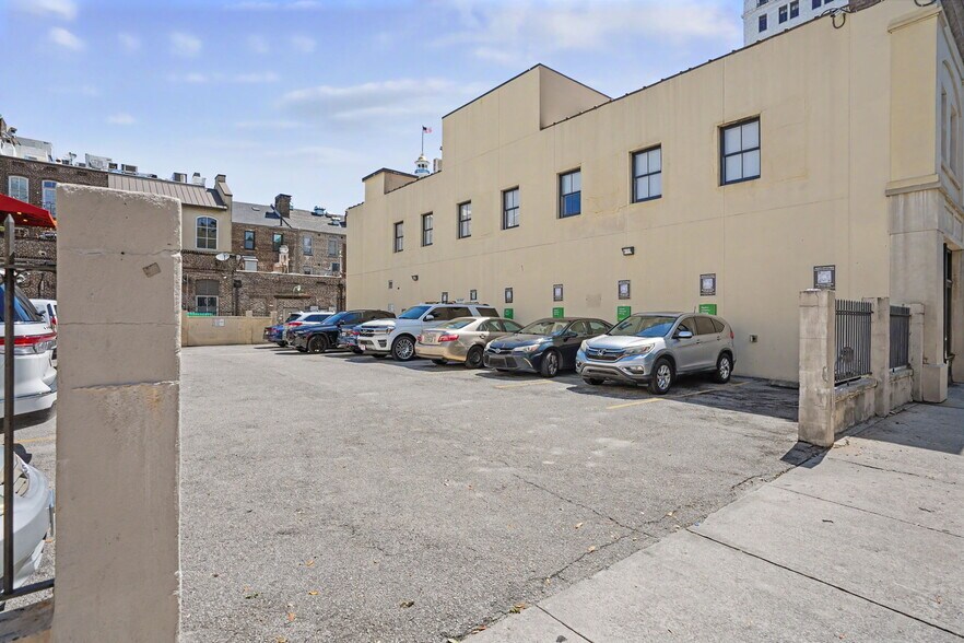 More Photos Of 15 Bull St, Savannah Storefront Retail Office For Lease