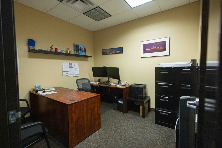 More Photos Of 2222 W Parkside Ln, Phoenix Light Manufacturing For Sale