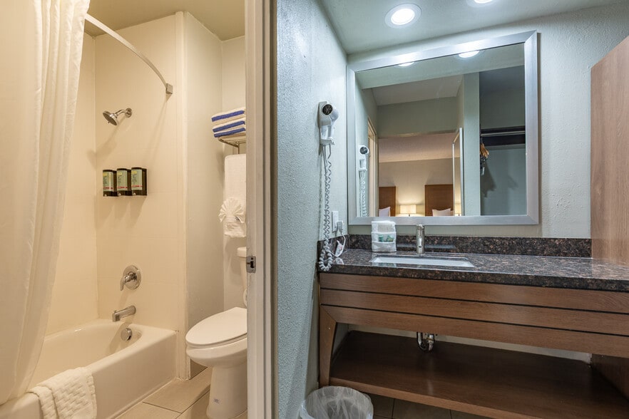 More Photos Of 1633 S Palm Canyon Dr, Palm Springs Hotel For Sale