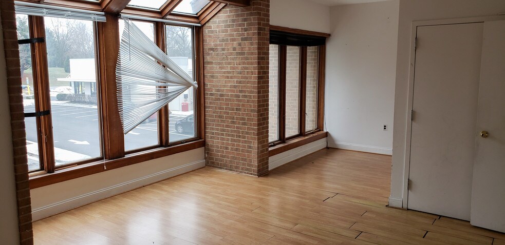 More Photos Of 19618-19620 Club House Rd, Gaithersburg Office For Lease