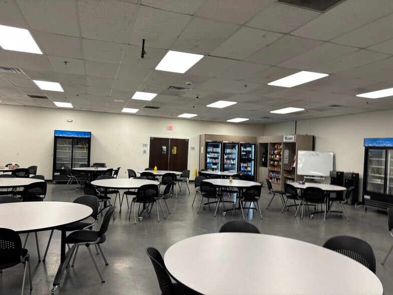 More Photos Of 330-339 S Warminster Rd, Hatboro Warehouse For Lease