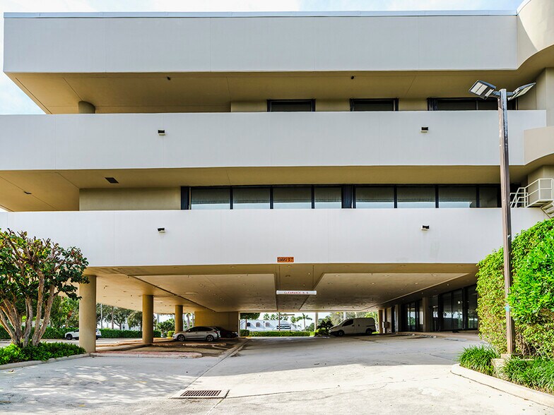 More Photos Of 660 US 1 Hwy, North Palm Beach Office For Sale