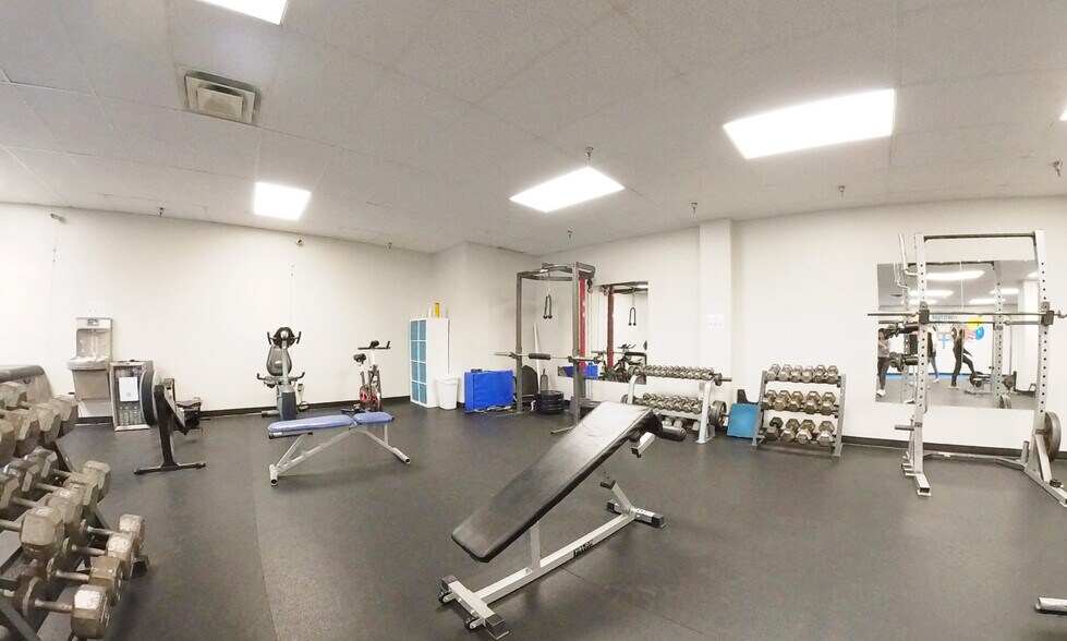More Photos Of 4755 Kingsway Dr, Indianapolis Office For Lease