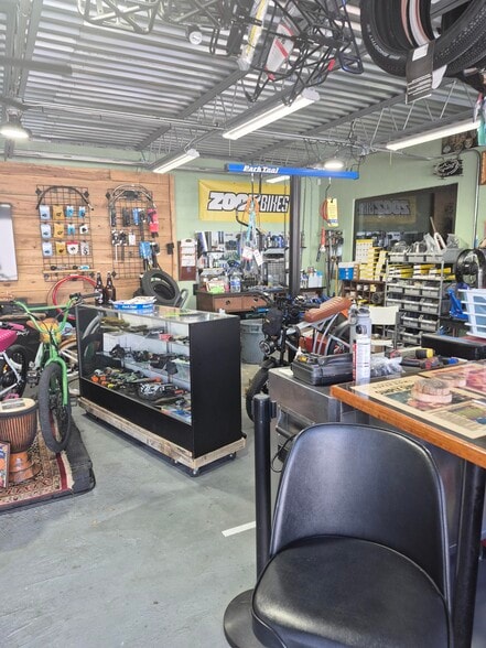 More Photos Of 2280 Main St, Sarasota Freestanding For Lease