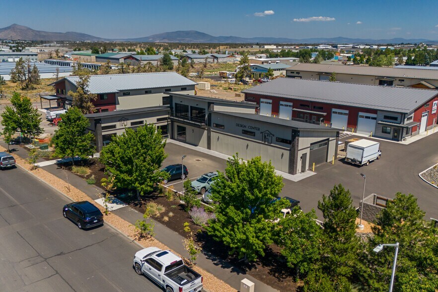 More Photos Of 565 SW Tamarack Ct, Redmond Warehouse For Lease