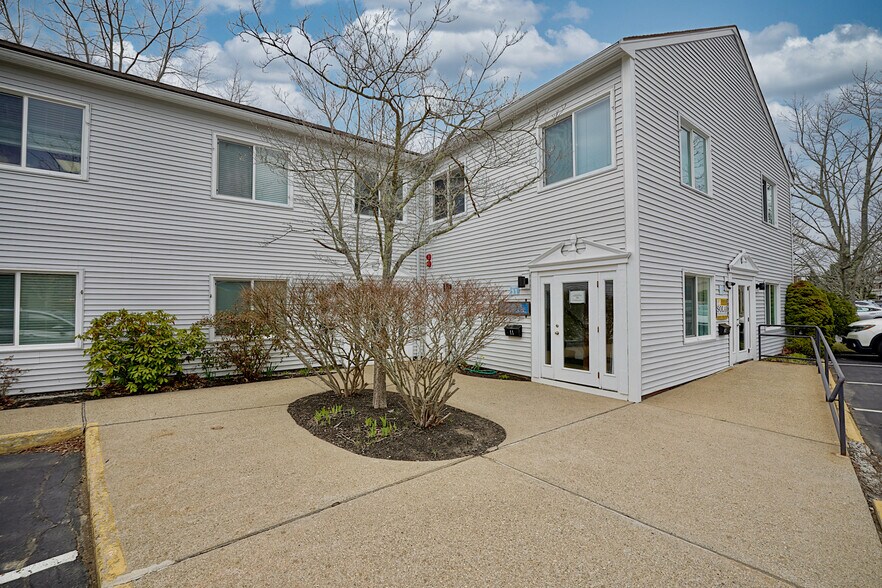 More Photos Of 24 Stickney Ter, Hampton Loft Creative Space For Sale