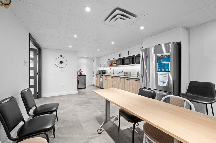 More Photos Of 190 Rue Deragon, Granby Office For Sale