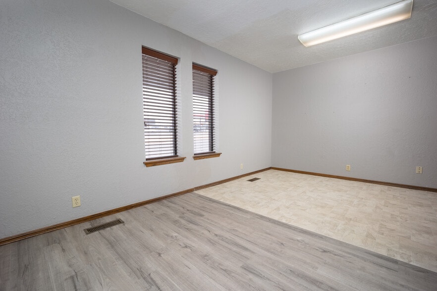 More Photos Of 1108 N Washington St, Weatherford Medical For Sale