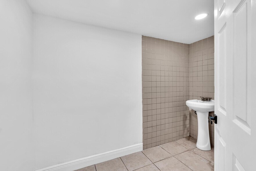 More Photos Of 570 NW 54th St, Miami Auto Repair For Lease