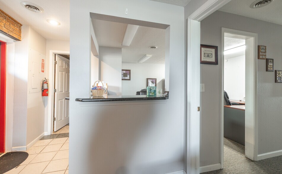 More Photos Of 575 Marshall Dr, Saint Robert Office For Sale