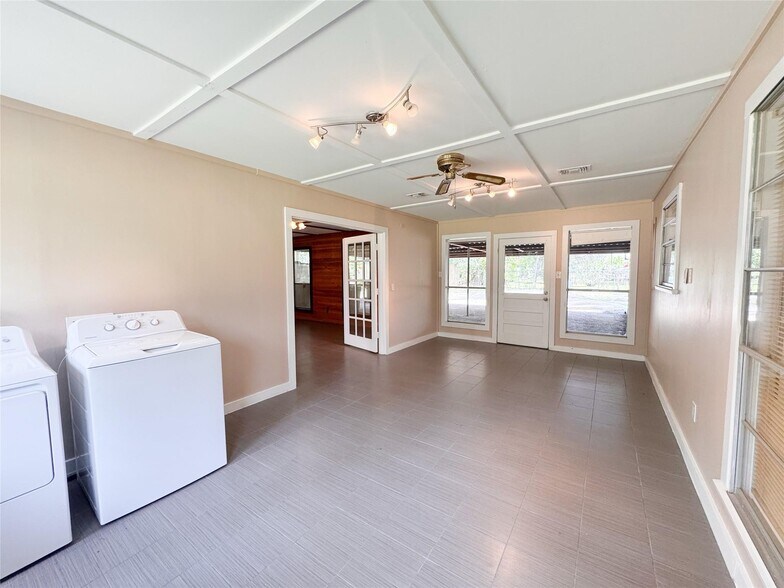 More Photos Of 15331 Lake Lamond Rd, Conroe Flex For Lease