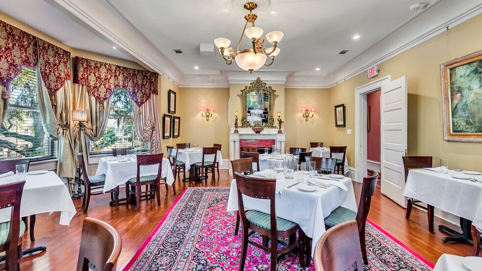 More Photos Of 119 E 37th St, Savannah Restaurant For Sale