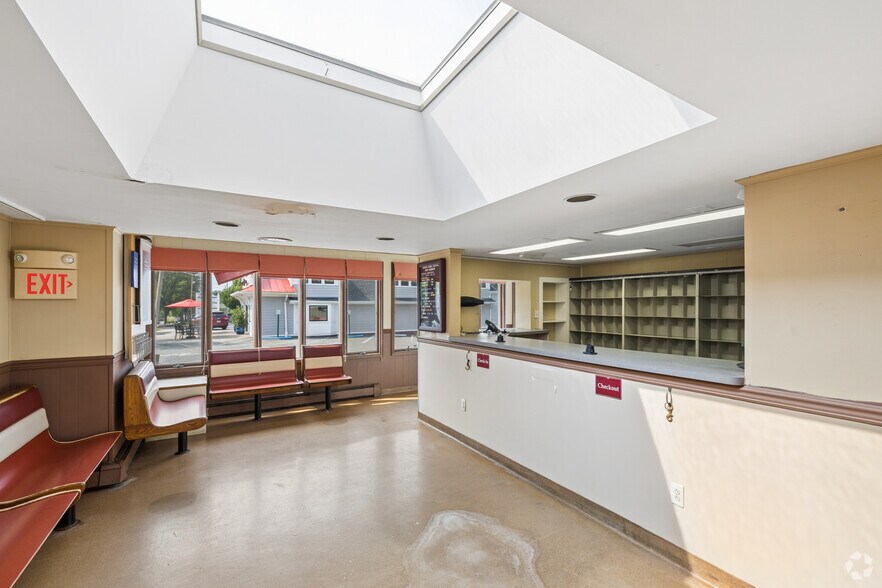 More Photos Of 262 Main St, Madison Veterinarian Kennel For Sale