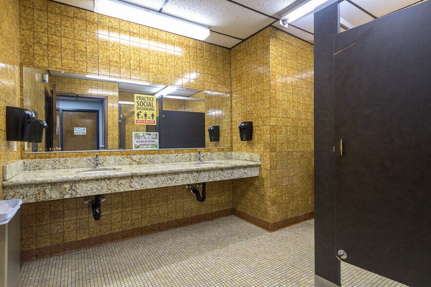 More Photos Of 6708 Foothill Blvd, Tujunga Office For Lease