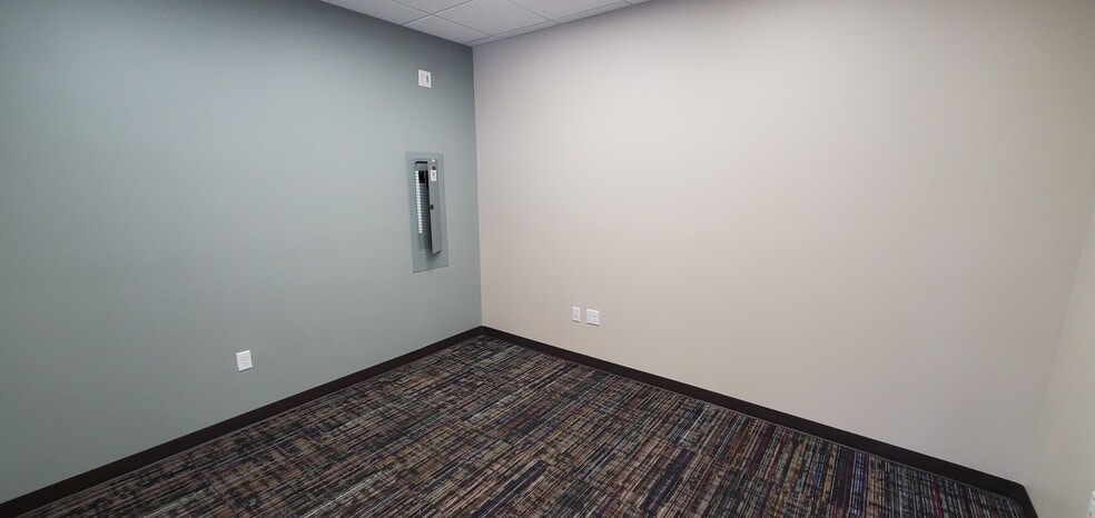 More Photos Of 3210 27th St W, Williston Office For Lease