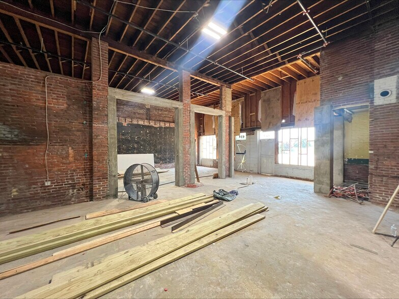 More Photos Of 628 Meridian St N, Huntsville Freestanding For Lease