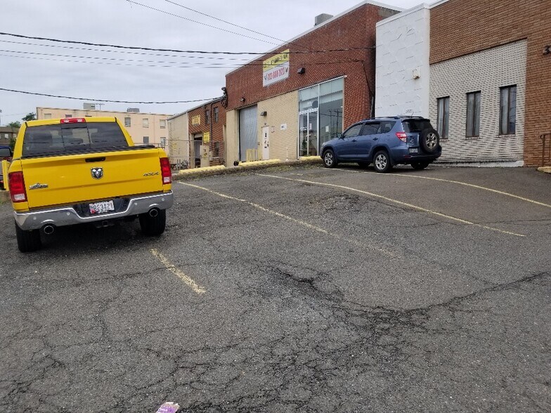 More Photos Of 3219-3221 Colvin St, Alexandria Warehouse For Lease