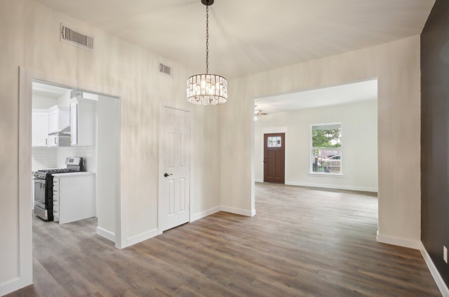 More Photos Of 108 W 10th 1/2 St, Houston Storefront Retail Office For Sale