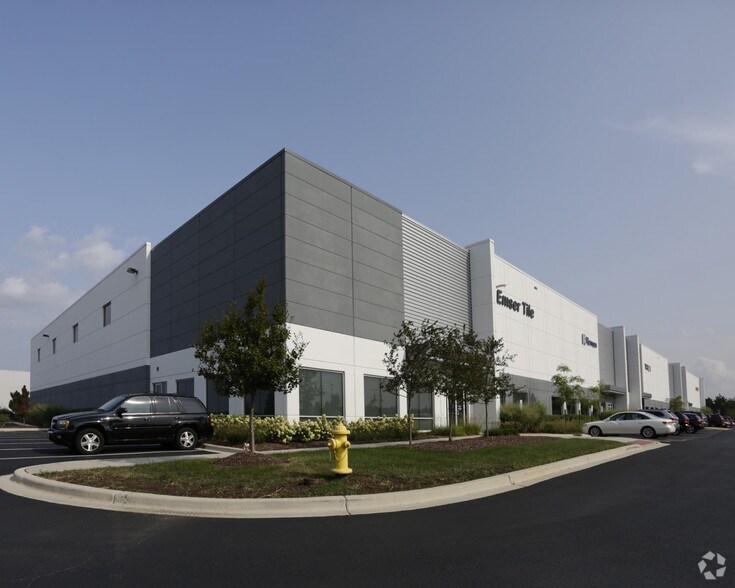 Primary Photo Of 100 E Crossroads Pky, Bolingbrook Warehouse For Lease
