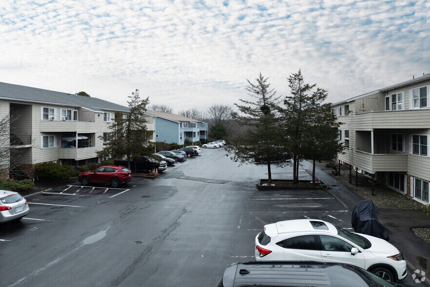 More Photos Of 220 West Rd, Pleasant Valley Apartments For Sale
