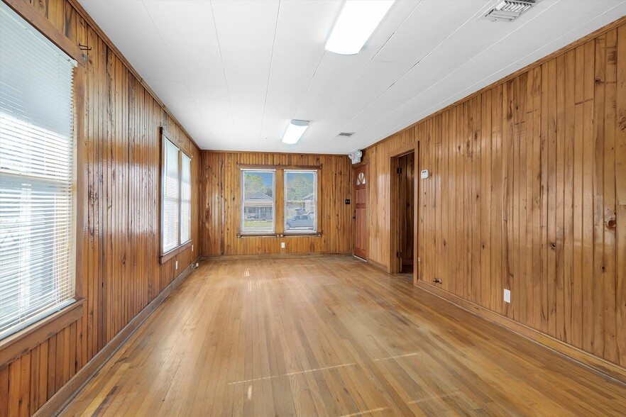 More Photos Of 207 W Montgomery St, Willis Office For Lease