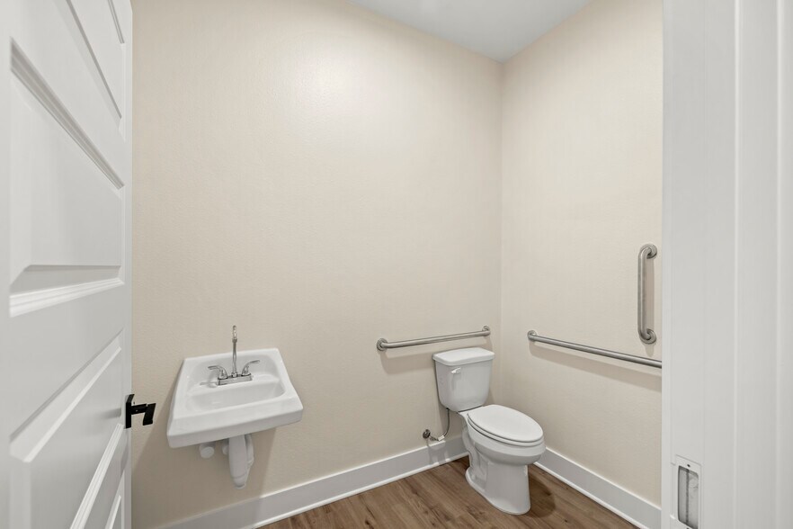 More Photos Of 1106 N University Dr, Nacogdoches Office For Lease