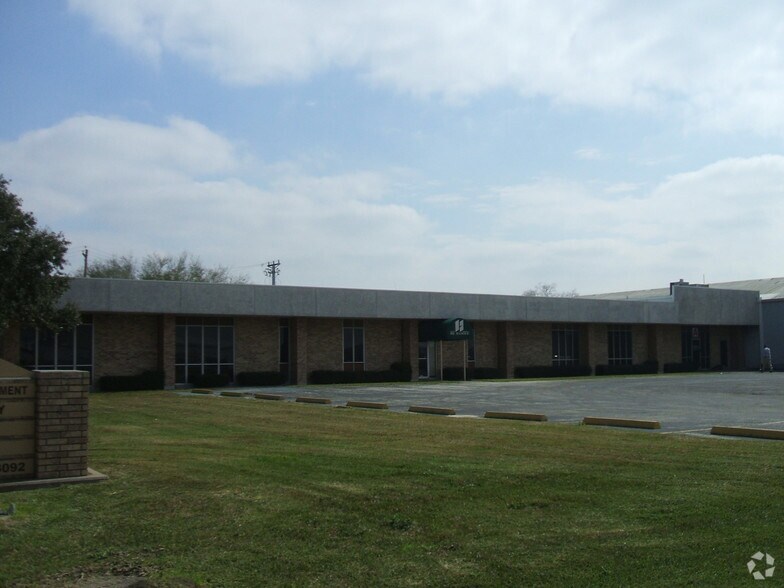 More Photos Of 825 S Loop Fwy W, Houston Light Manufacturing For Lease