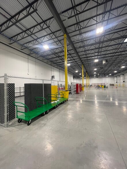 More Photos Of 13400 FYH Dr, Huntley Truck Terminal For Lease