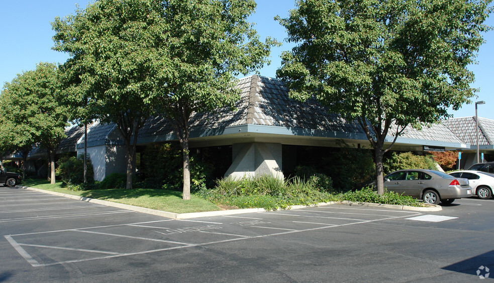 Primary Photo Of 5650 N Fresno St, Fresno Medical For Sale