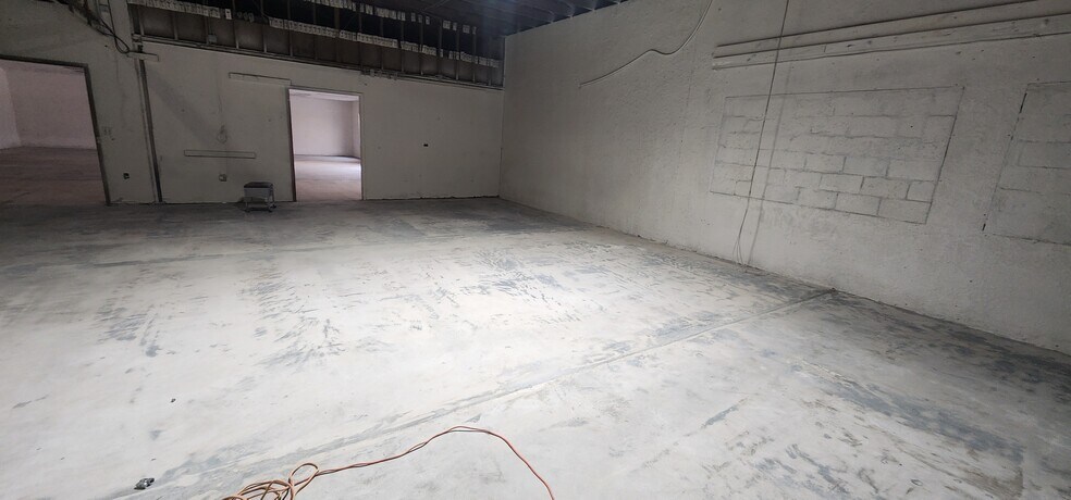 More Photos Of 284 S Center St, Pierson Auto Repair For Lease