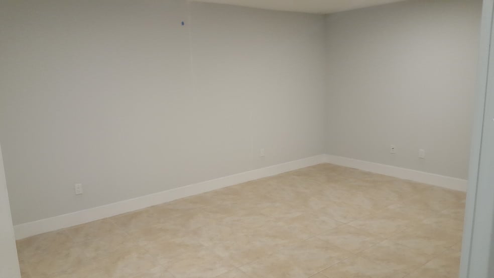 More Photos Of 381-391 E 8th St, Hialeah Storefront Retail Office For Lease