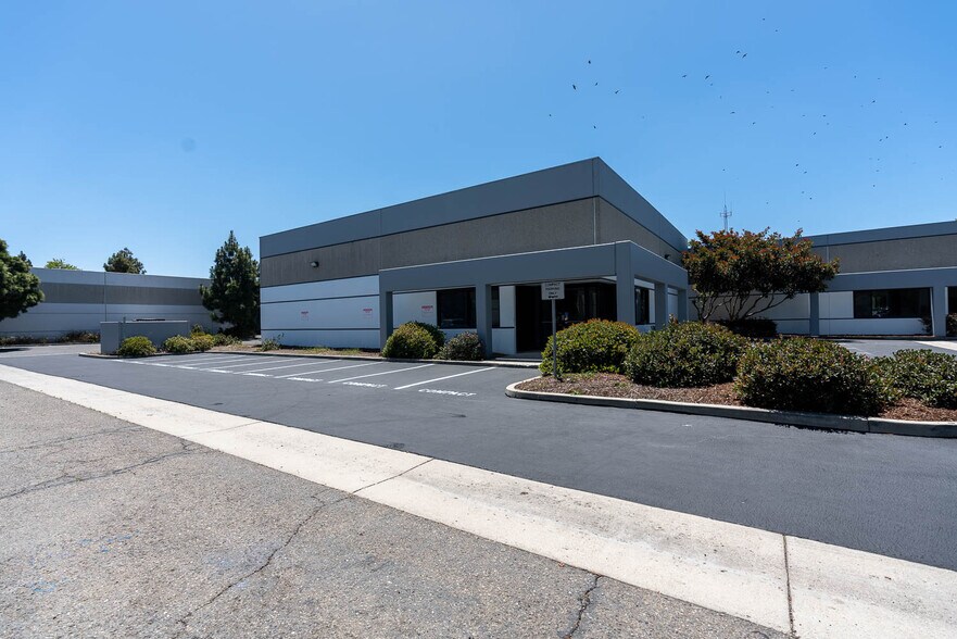More Photos Of 220 Bernoulli Cir, Oxnard Manufacturing For Lease