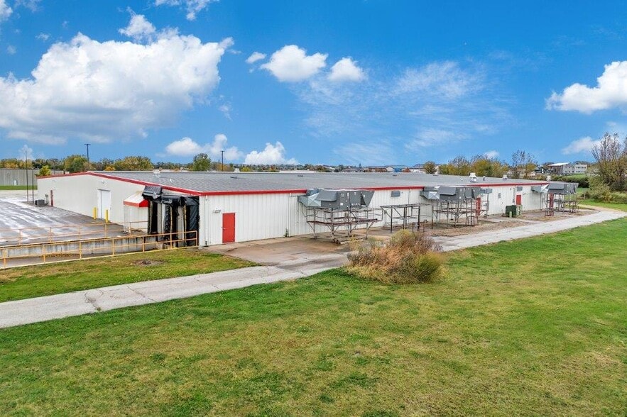 More Photos Of 1919 SW 8th St SW, Waverly Manufacturing For Sale