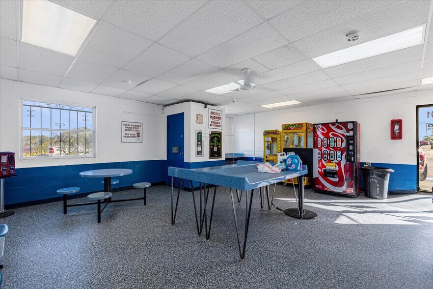 More Photos Of 701 E Canal St, Mulberry Convenience Store For Lease